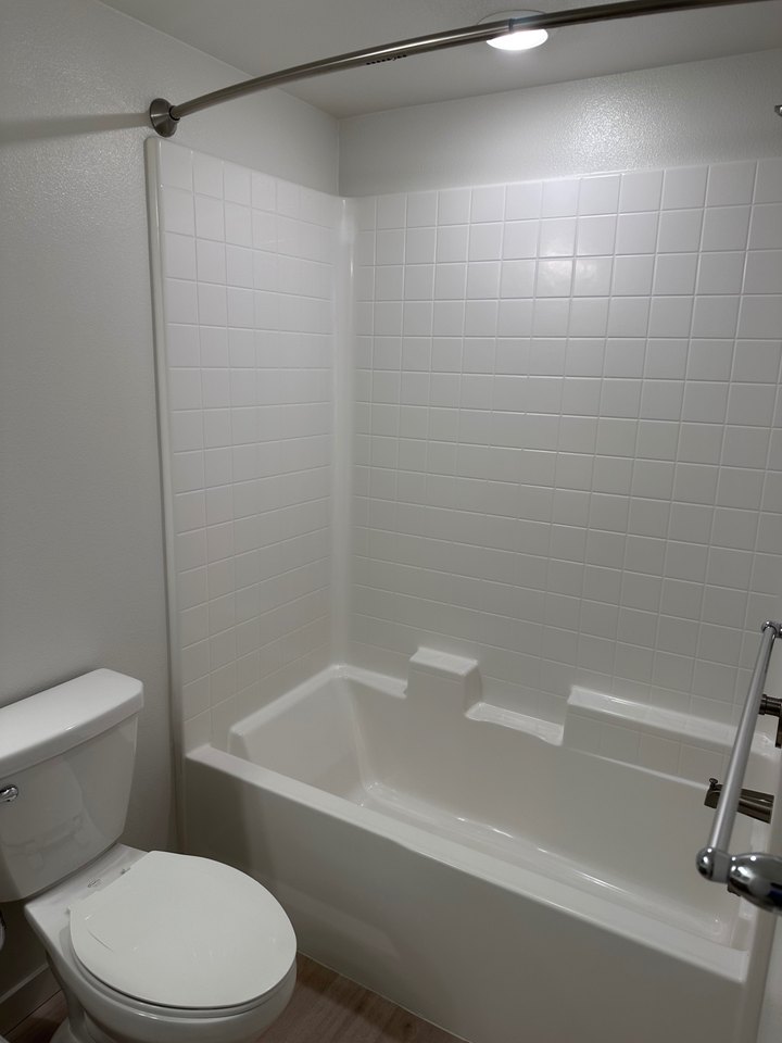 Secondary bathroom with a tub-shower combination and toilet in a Reno apartment